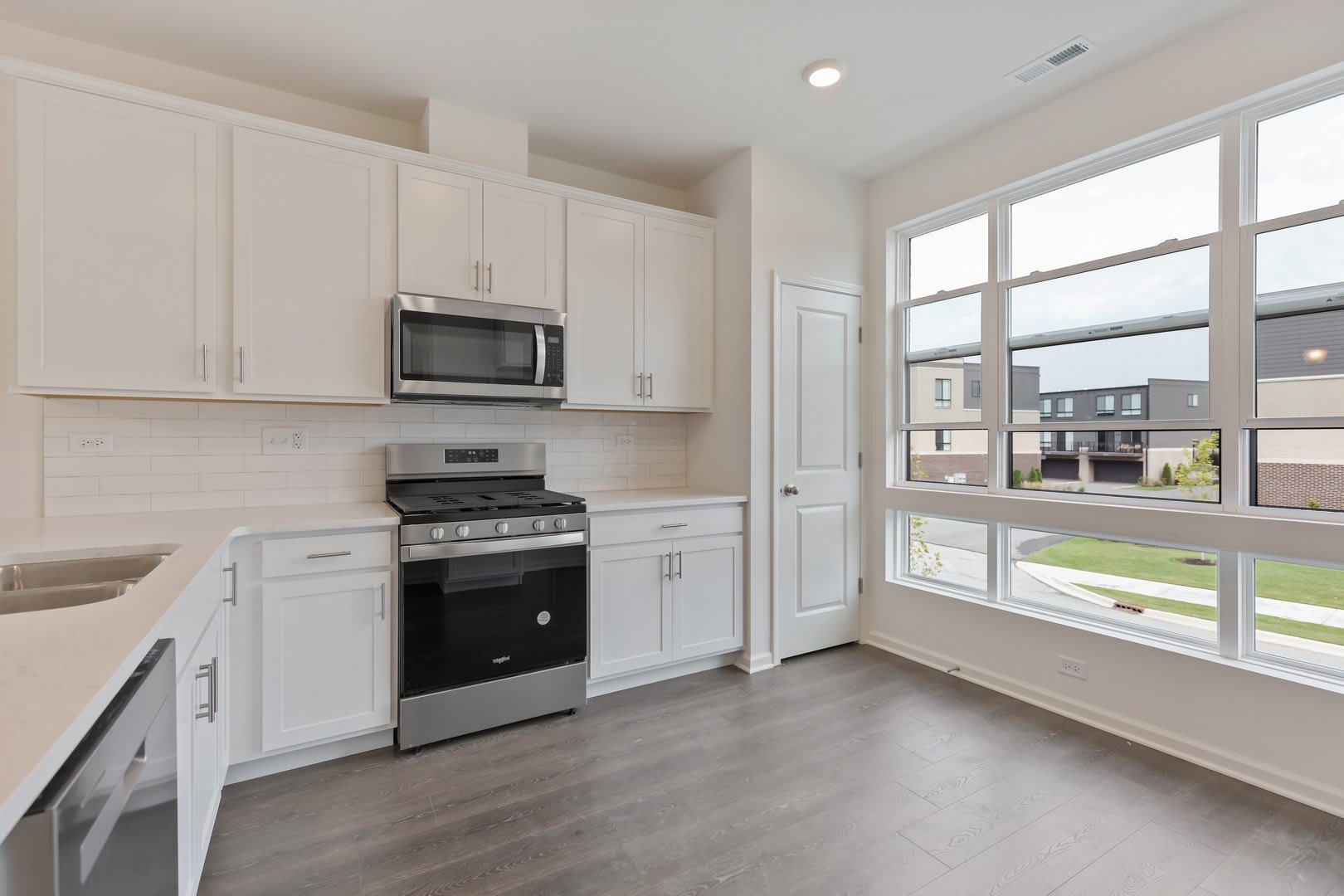 1289 Lakepointe Drive – photo 3
