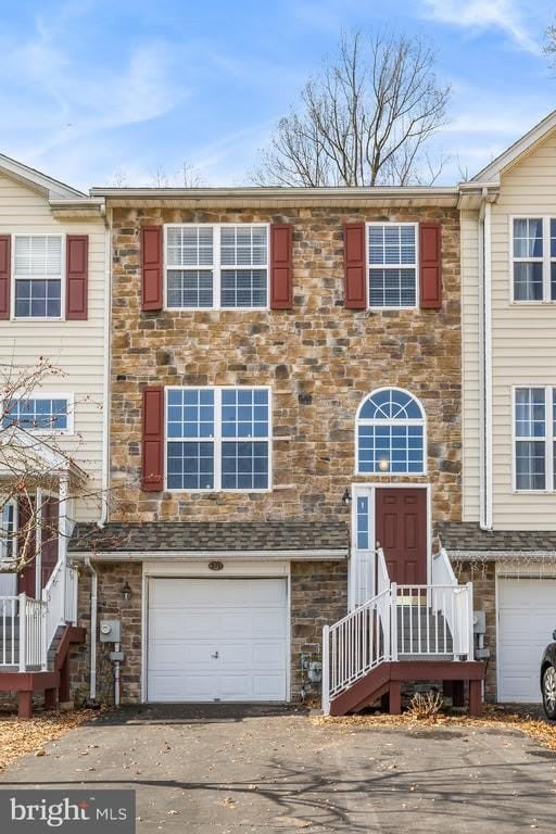 271 YORKTOWN COURT – photo 2