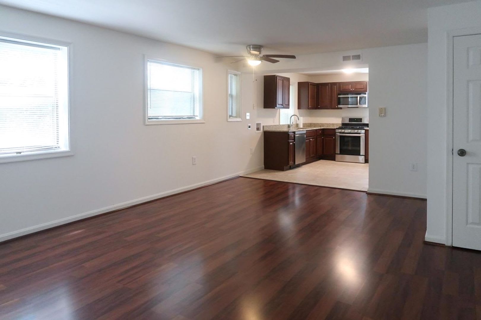 Modern Two Bedroom + Den Condo! Minutes to Congress Heights Metro! – photo 4
