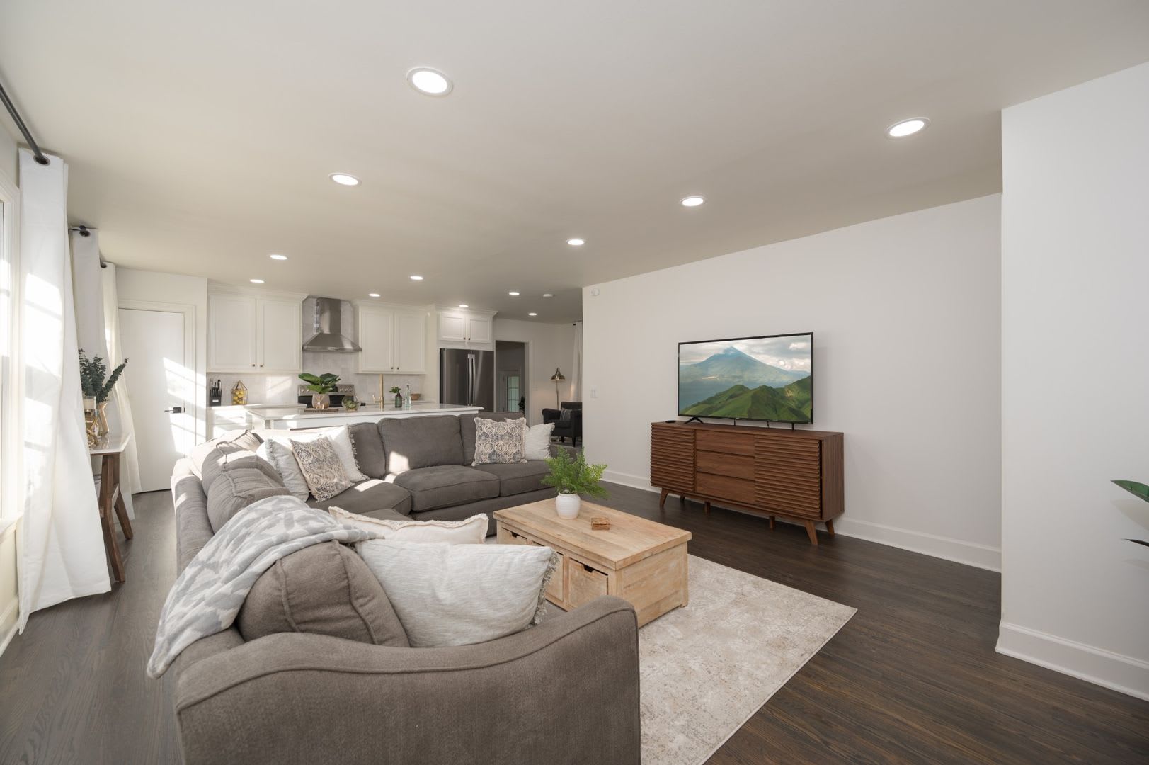 Fully Renovated Single Level Ranch With An Abundance Of Outdoor Space And Parking – photo 4