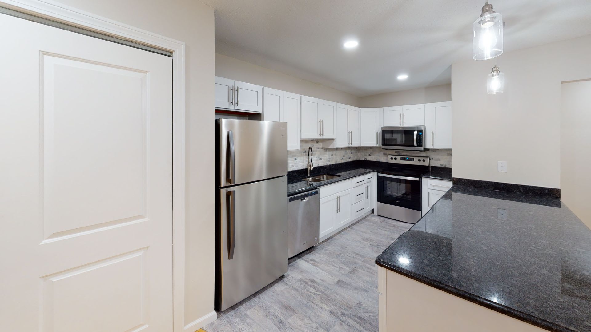 Spacious 2 Bedroom Condo With 2 Bathrooms – photo 2