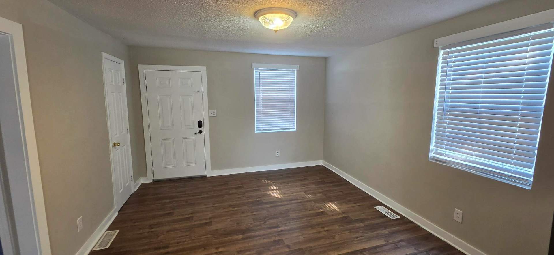 4989 Chateau Avenue – photo 2