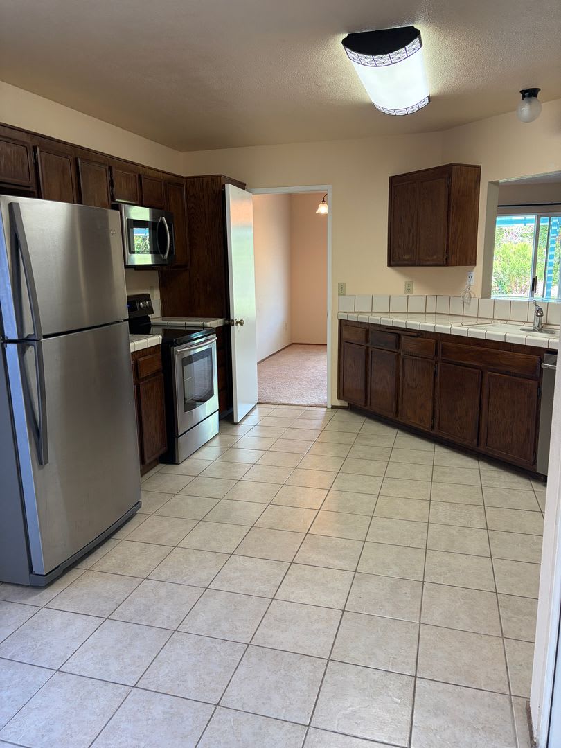 Move in Ready, single story 3 Bed / 2 Bath with Huge Backyard! – photo 3