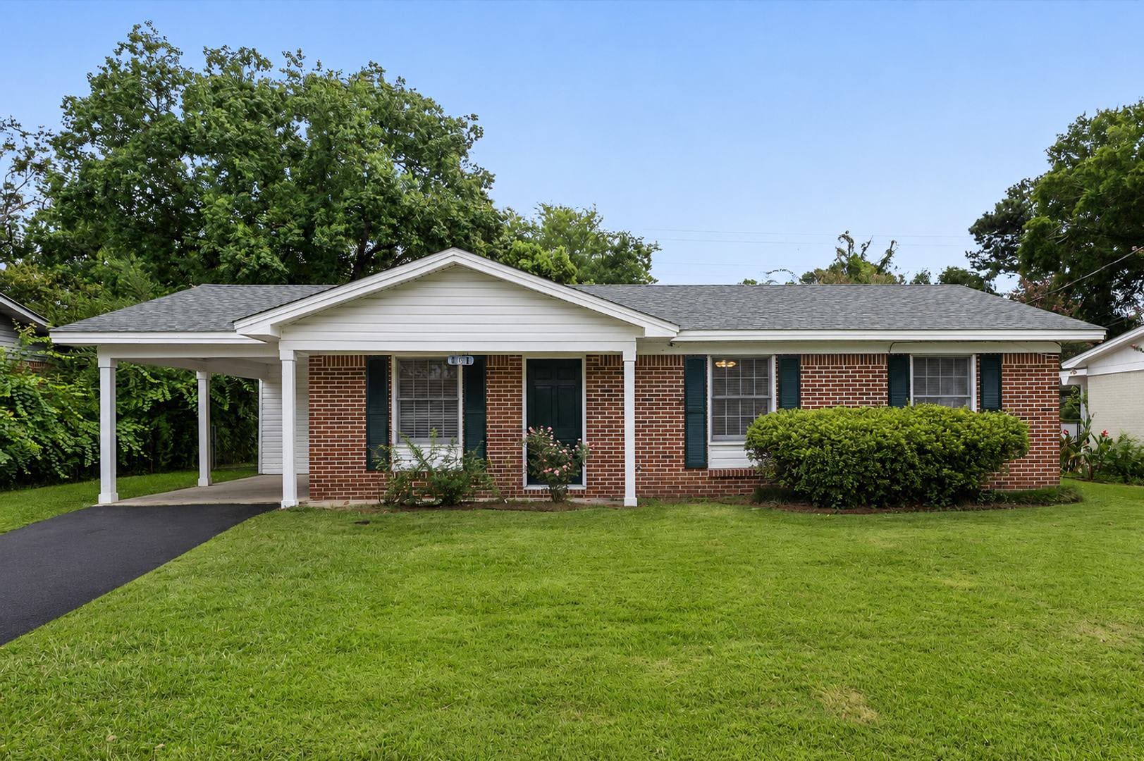 Charming 3-Bedroom Home with Fenced Yard – Convenient Location! – photo 1