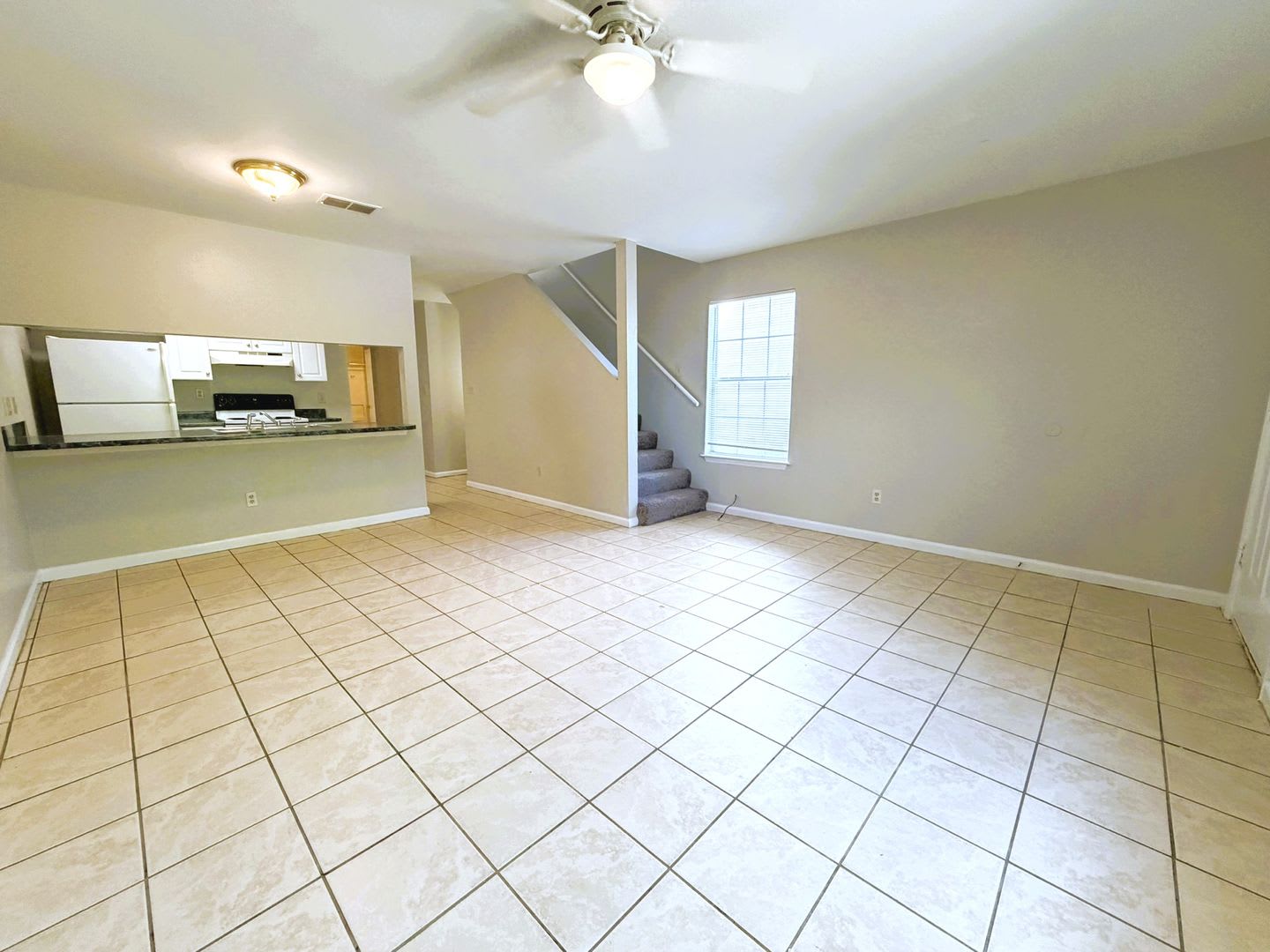 AWESOME 3/3 w/ Open Kitchen w/ Bar, W/D, New Paint, Walk in Closets! $1350/month Avail Now! – photo 3