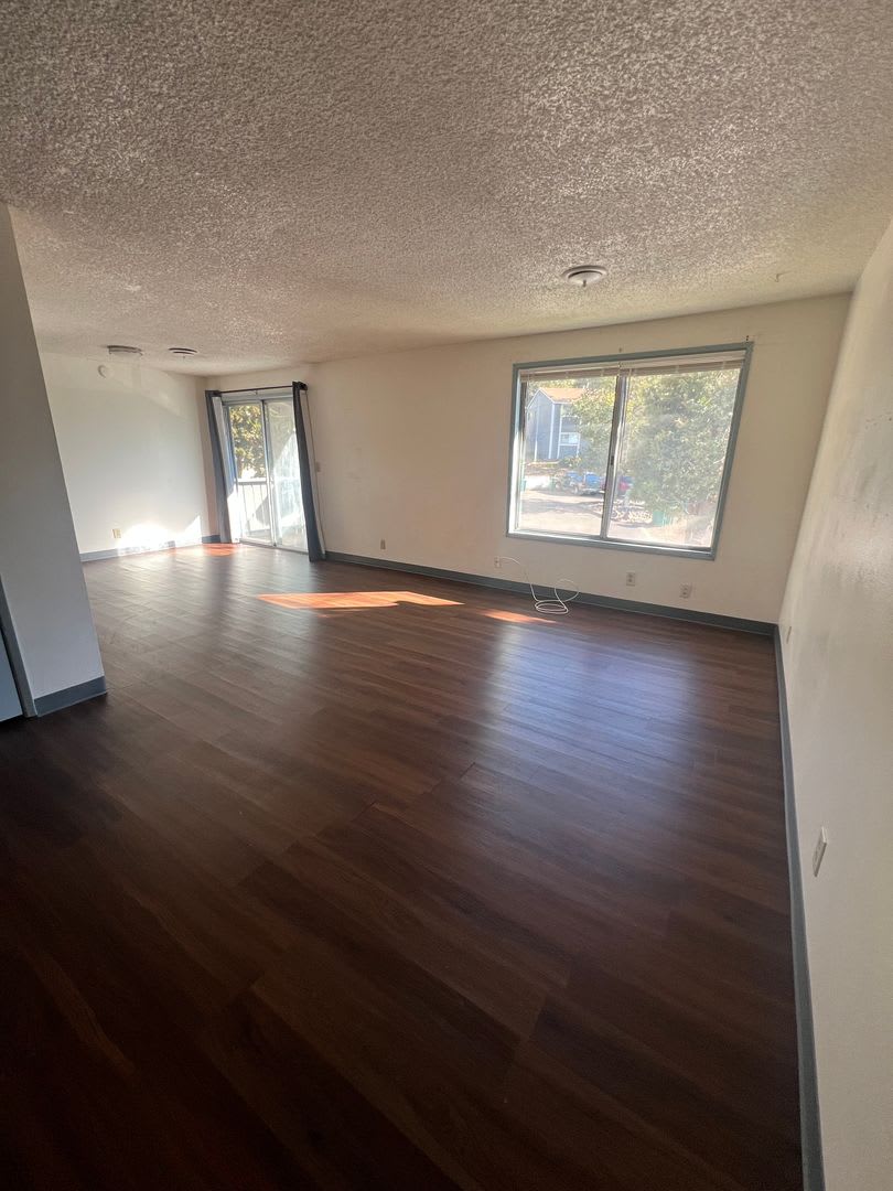 2 Bedroom, 1 Bathroom Upstairs Apartment – photo 1