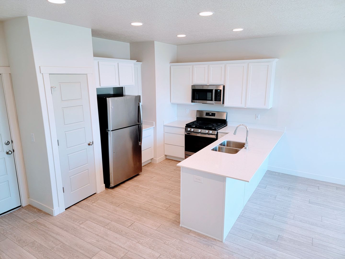 GET $500 OFF THE FIRST MONTHS RENT!!! – photo 2