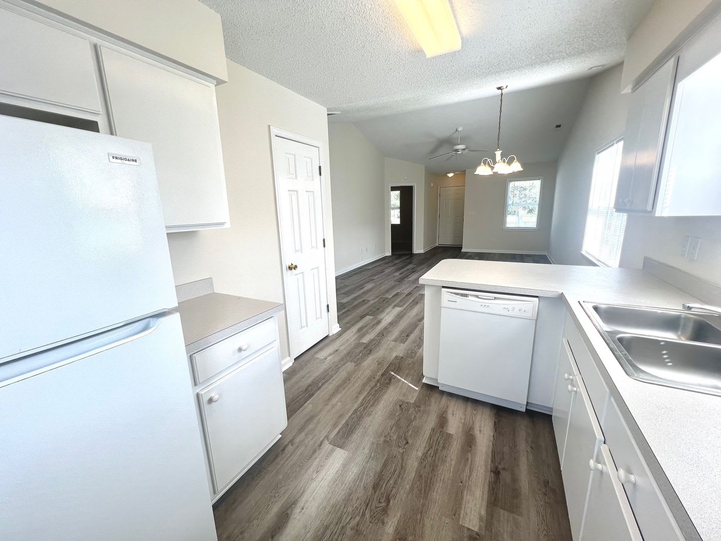 Charming Renovated Home in Forest Park – photo 4