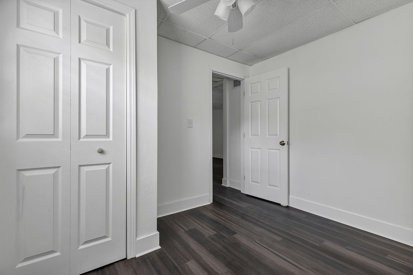 Bright Updated 2Br Bottom Unit Duplex White Kitchen Stainless Appliances In Saint Petersburg – photo 4