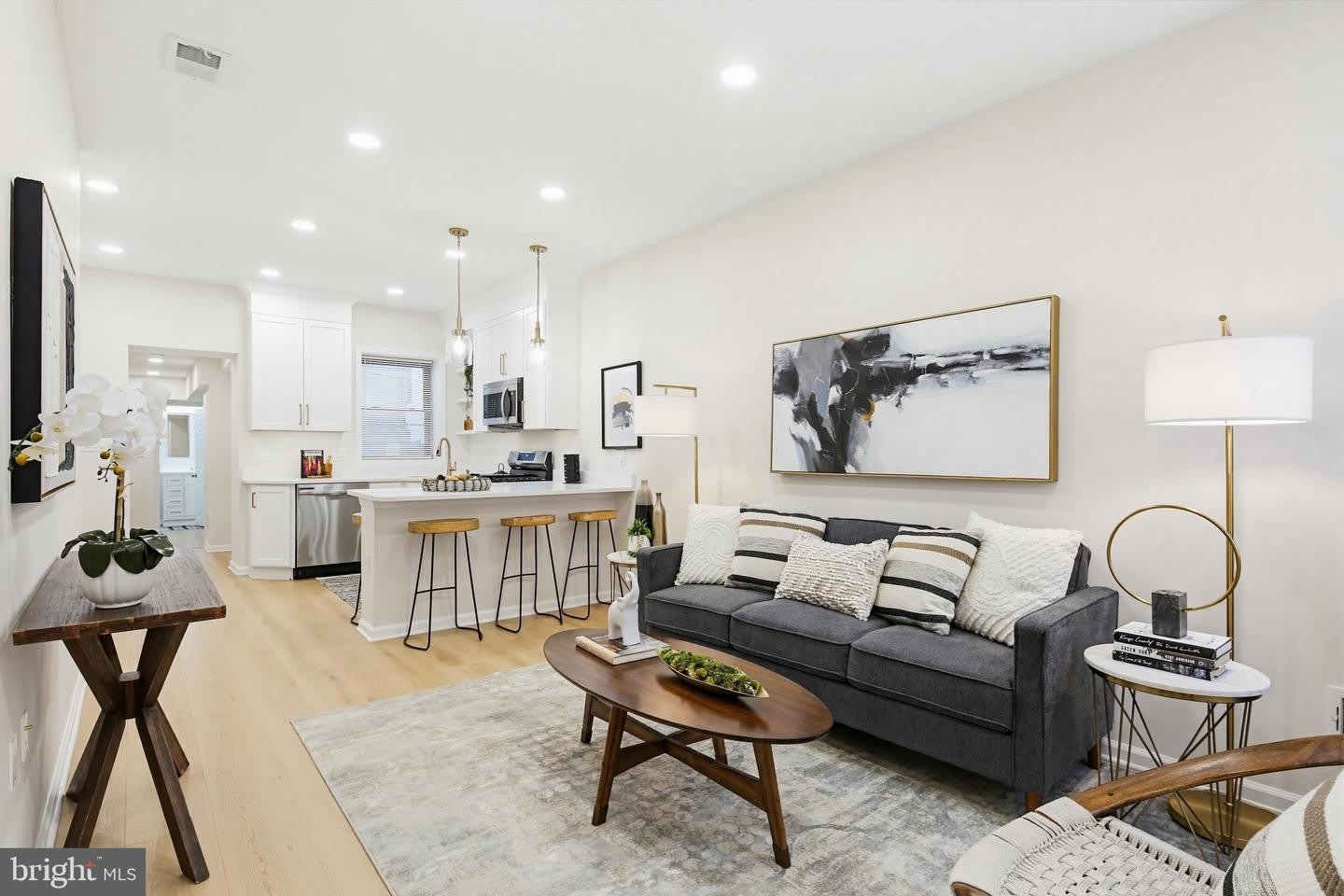 843 E LOMBARD ST – photo 2