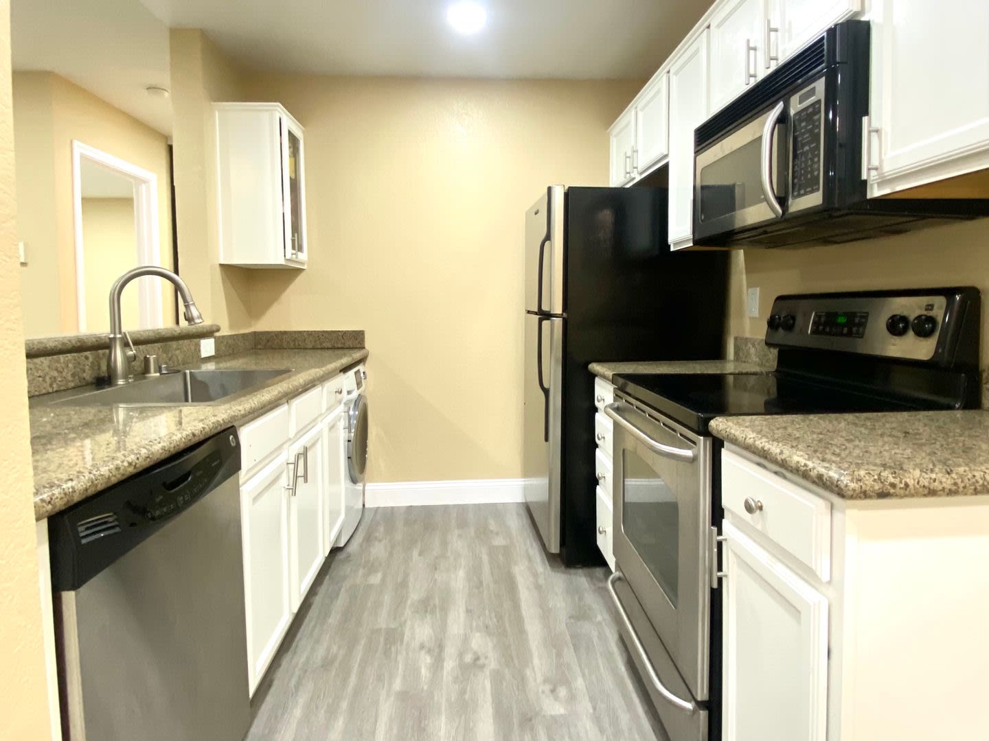 Upgraded 2 Bed 2 Bath Condo for lease in Fremont! – photo 4