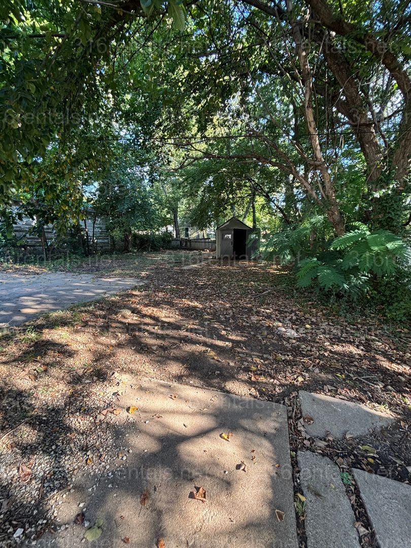 Two bed one bath available now! – photo 1