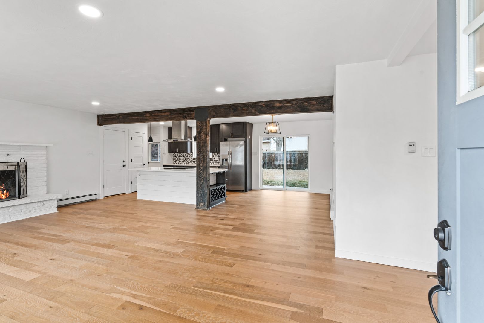 Charming and Renovated 4 Bedroom 2 Bathroom Home with Large Fenced Yard – photo 4