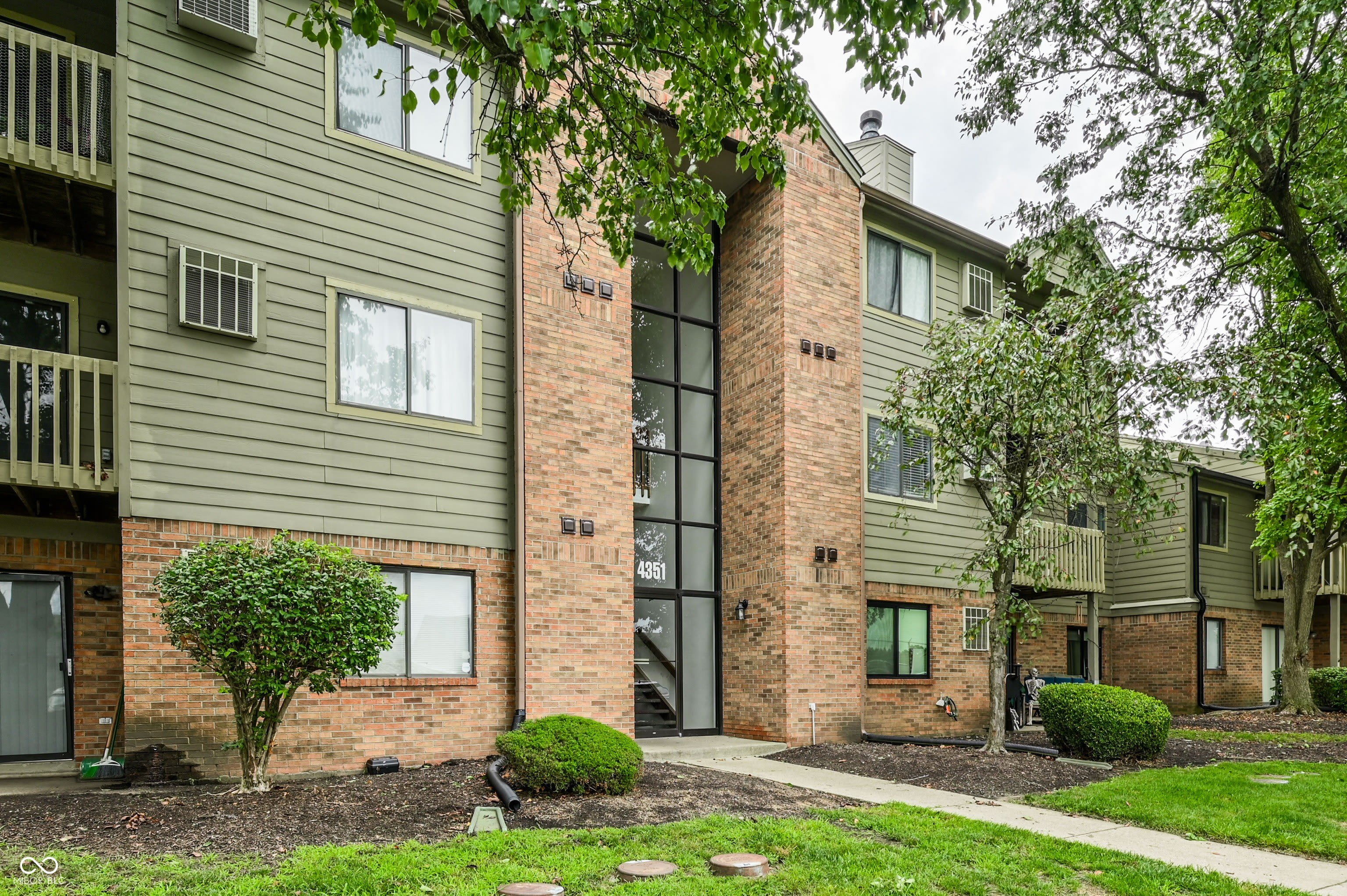 4351 Village Parkway Circle W – photo 2