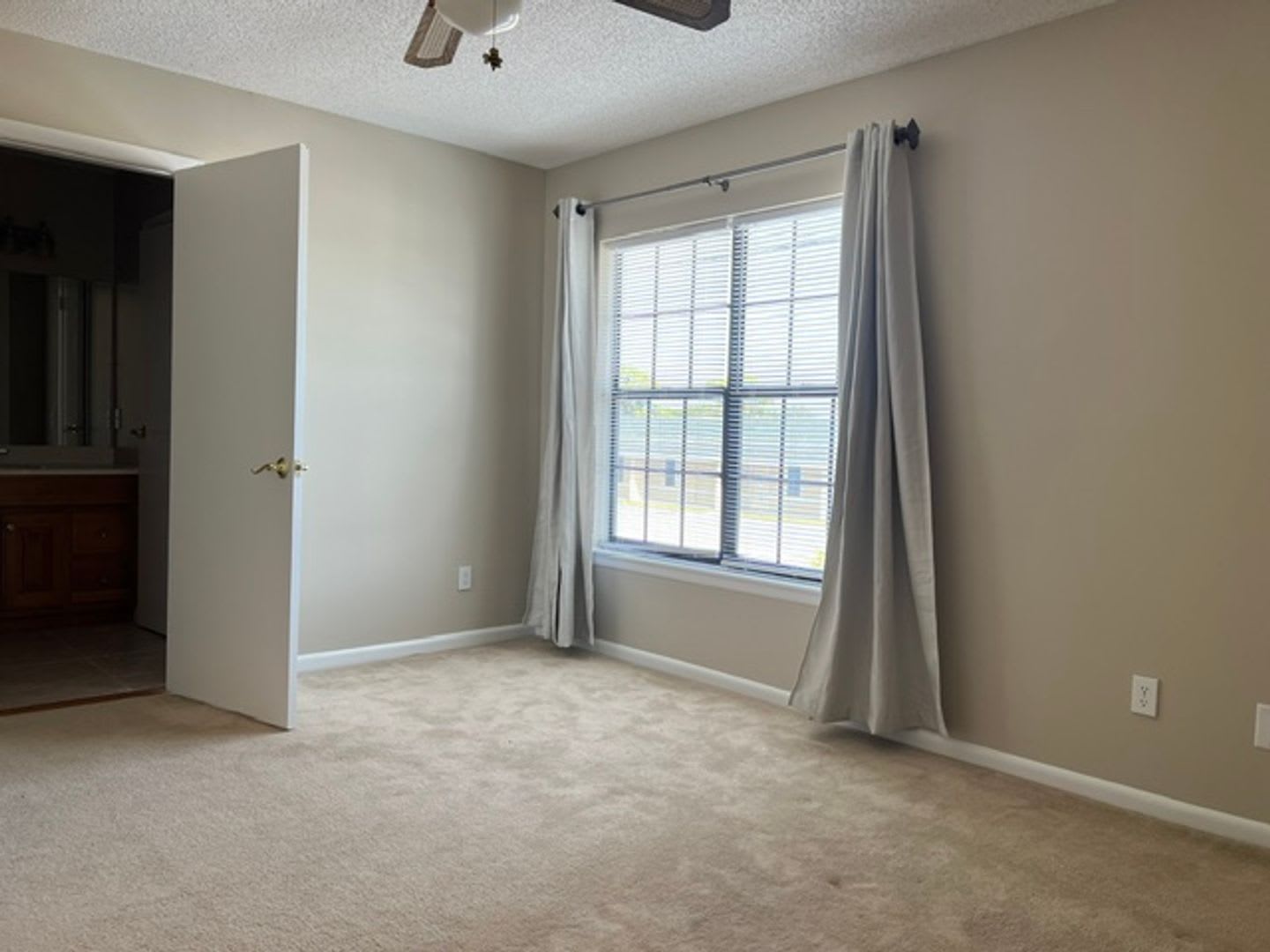 Townhome- great location – photo 2