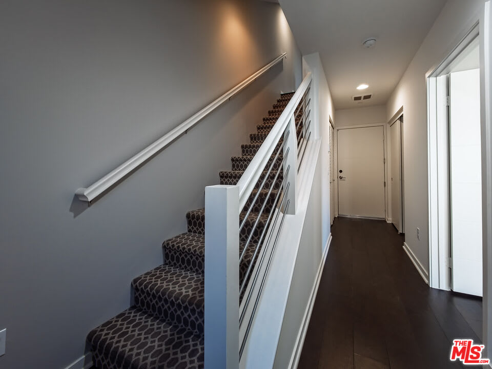 2926 Rowena Avenue – photo 2