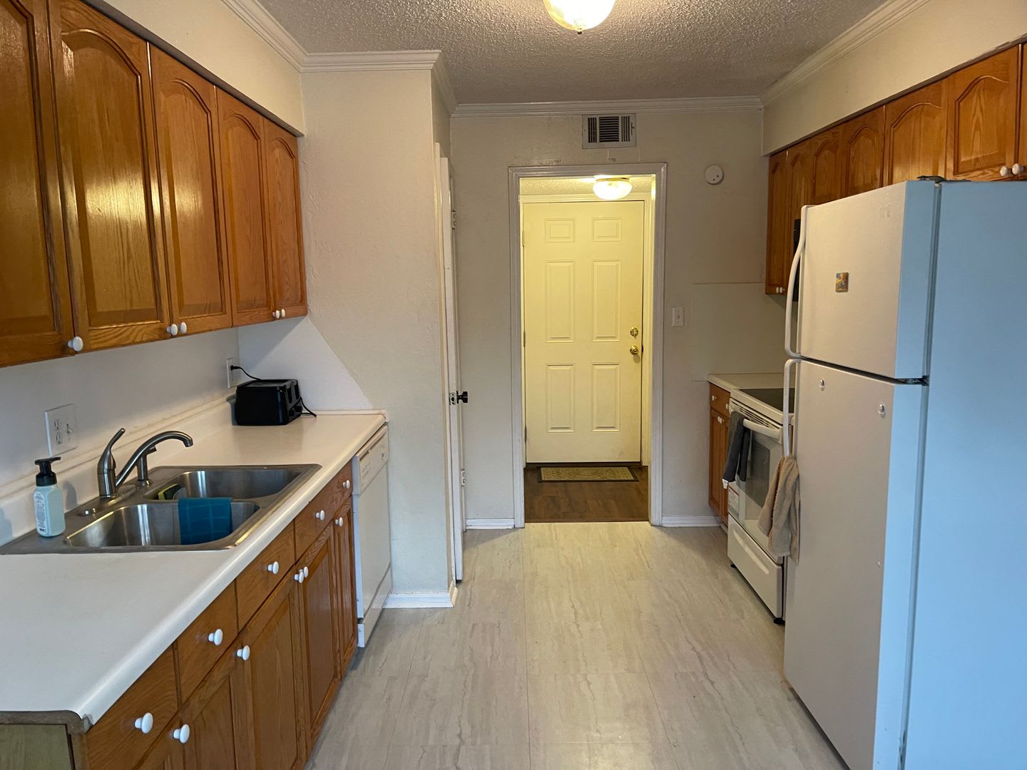 3 bed upstairs condo in Norman, community pool and plenty of parking! – photo 3