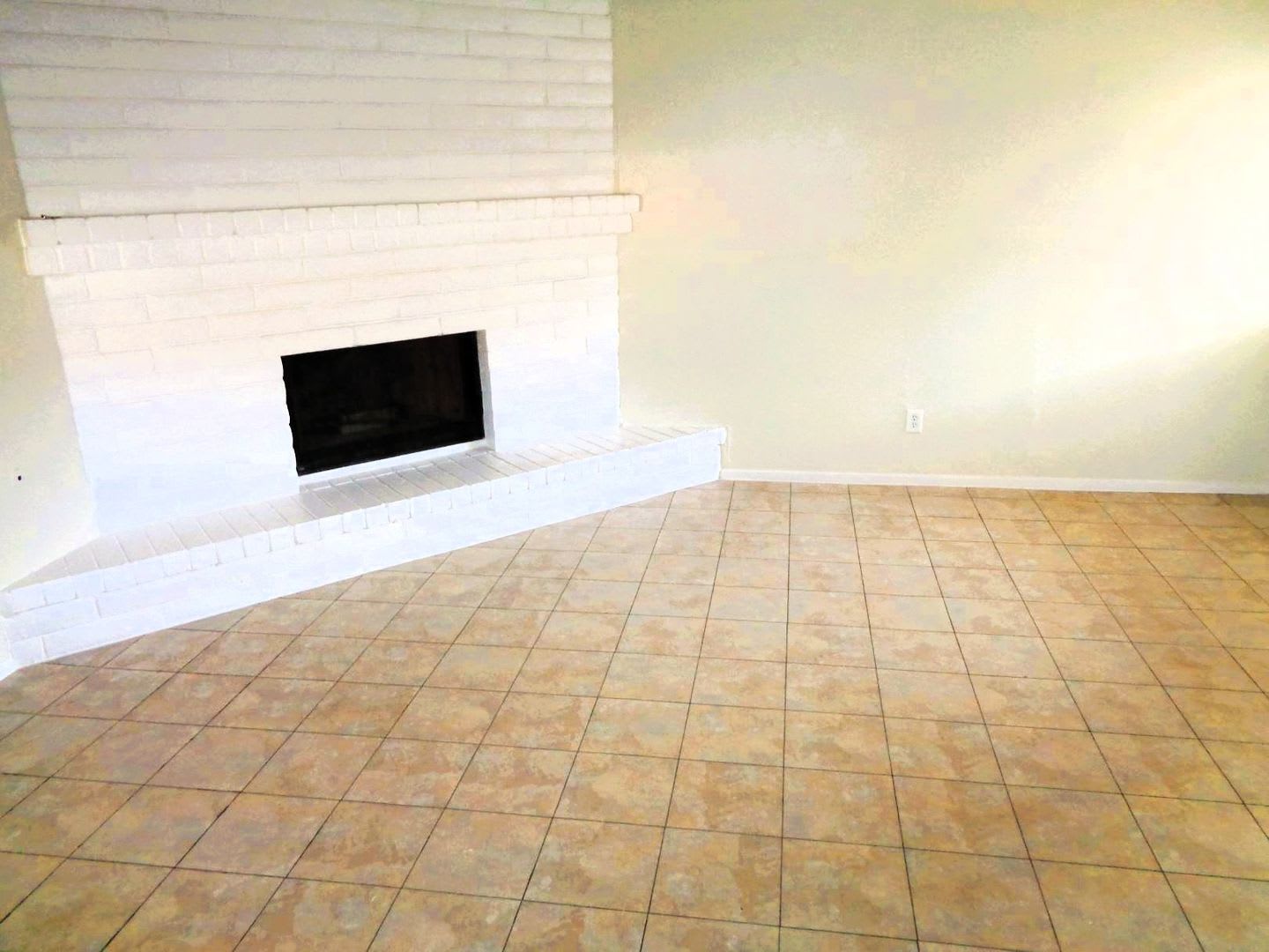 Adorable Single Level Eastside Duplex With Evaporative Air Located In Quiet Neighborhood – photo 3