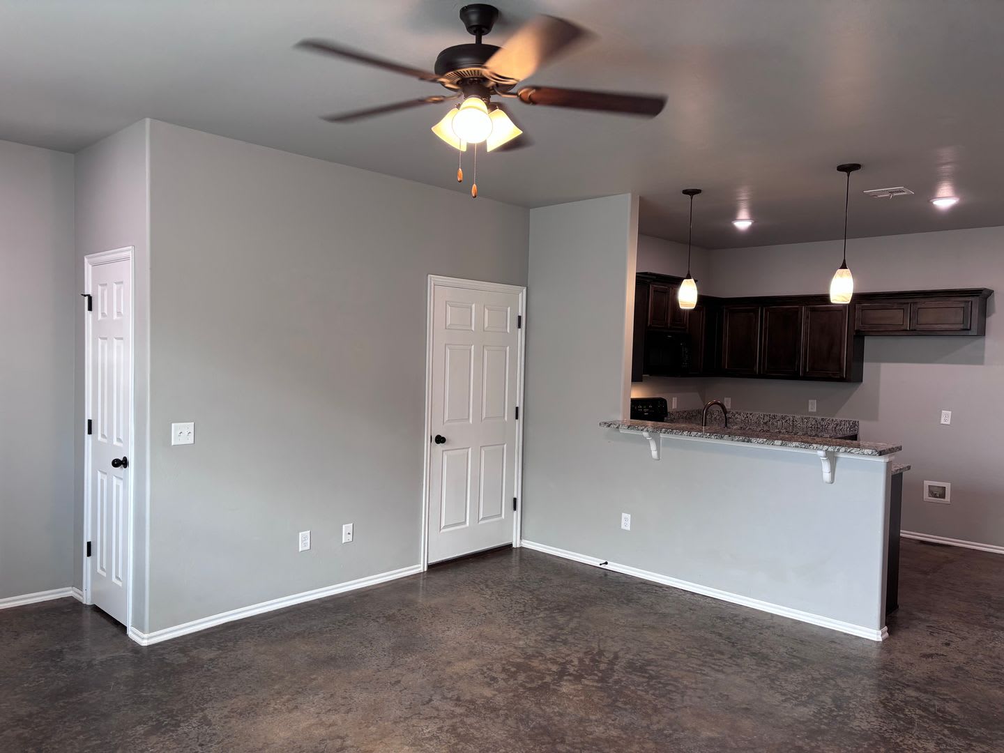 Move in Special!! 3br 2ba duplex with 2 car garage in OKC! – photo 4