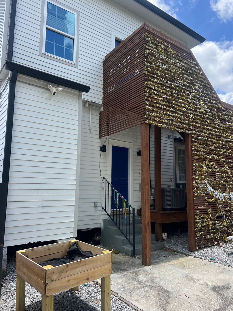 4 Bed / 2 Bath University Area Apartment – photo 1