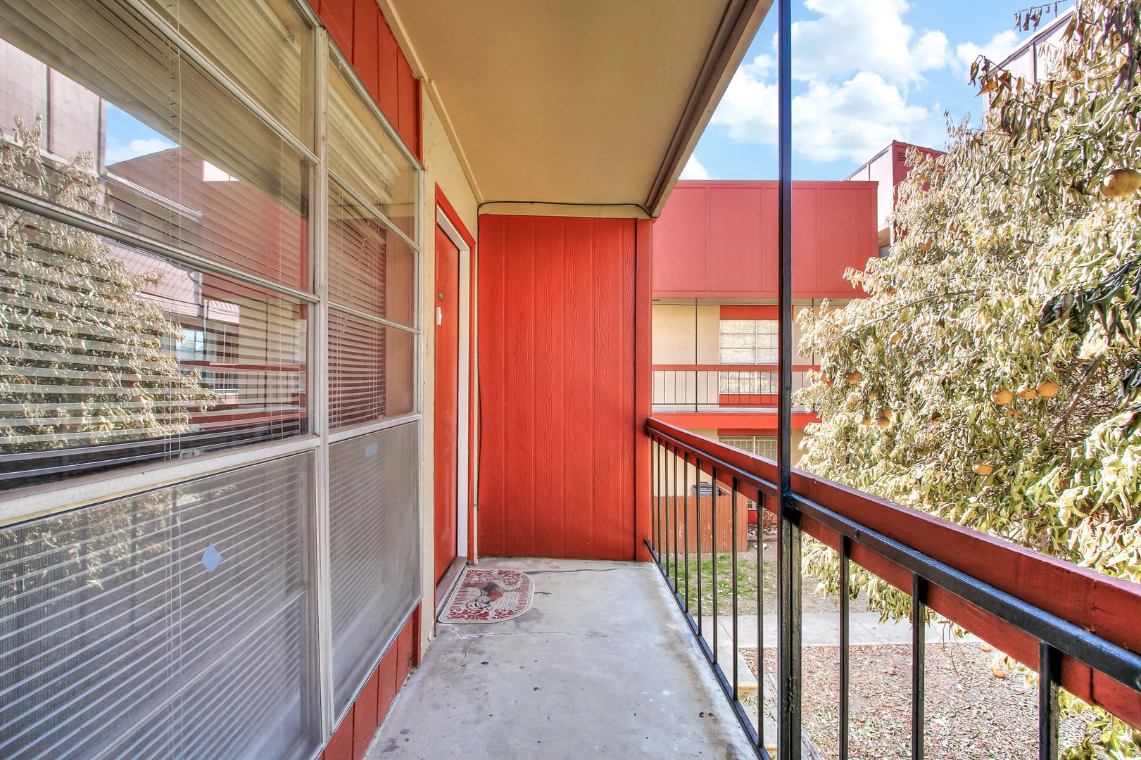 Stylish Two-Story Unit in Macarthur Townhomes with Modern Amenities – photo 3