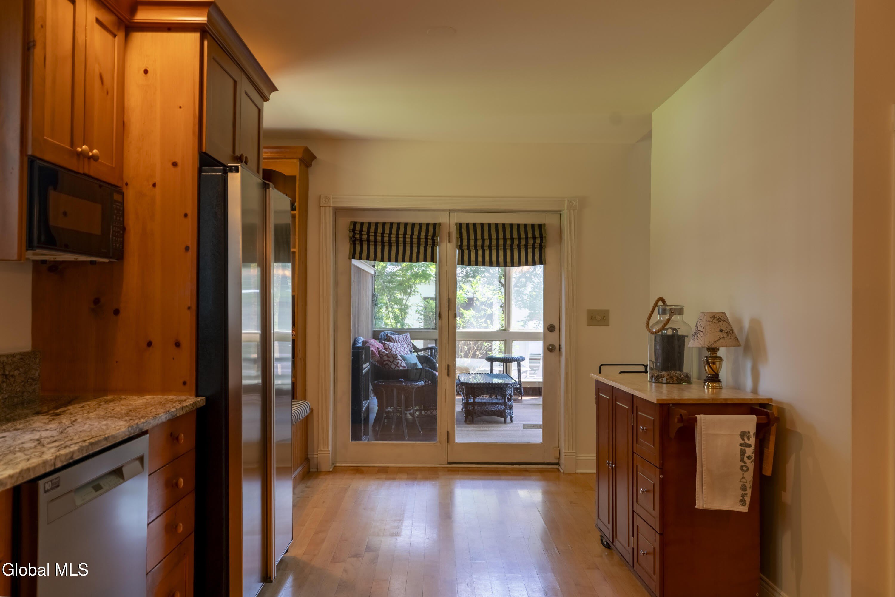 569 N Broadway – photo 4