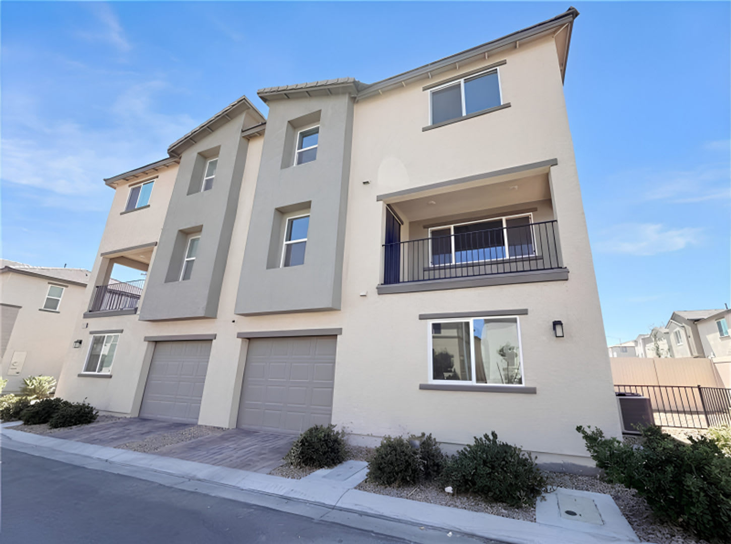 Stunning Tri Level Townhome With Breathtaking Nevada Mountain Views – photo 1