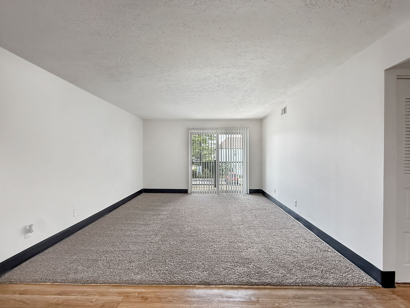 Deposit $0*** 1 BED, 1 BATH $889/mo+***Evansville, Indiana – photo 2