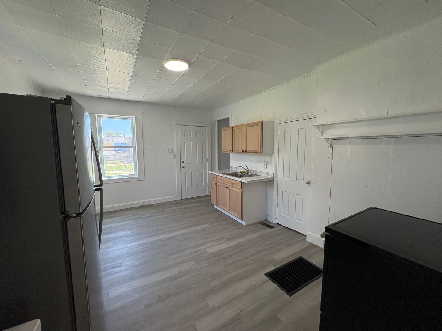 Newly Renovated Two Bedroom One Bathroom Row Home Move In Special Get 700 Off Your Second Month S Rent – photo 2