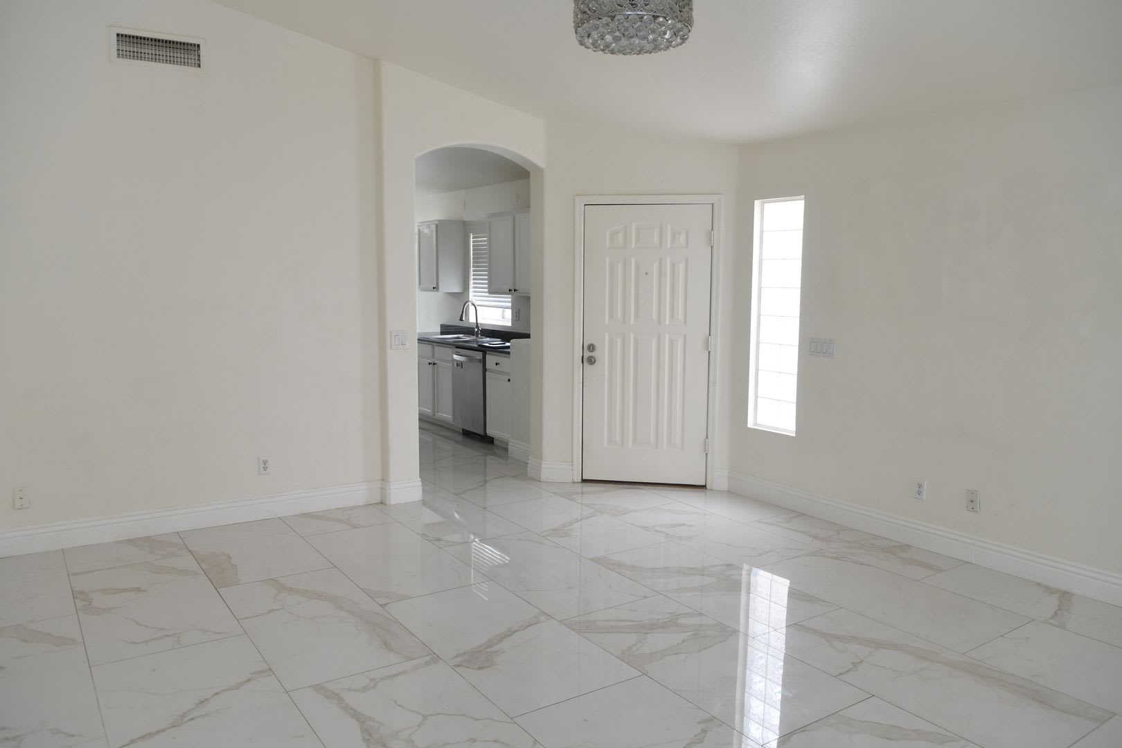 Ideal 3 Br 2 Ba 2 Car Garage Home with SOLAR Near 202 Bypass and 40th St in Phoenix – photo 4