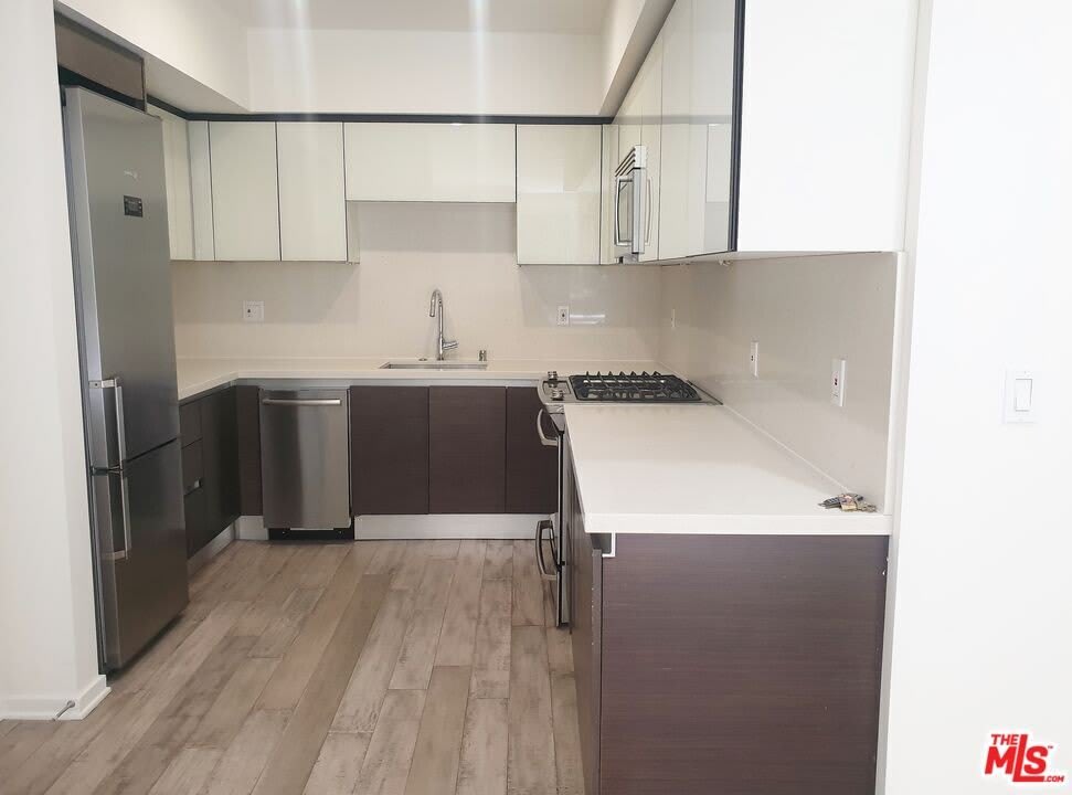 1611 S Beverly Glen – photo 5