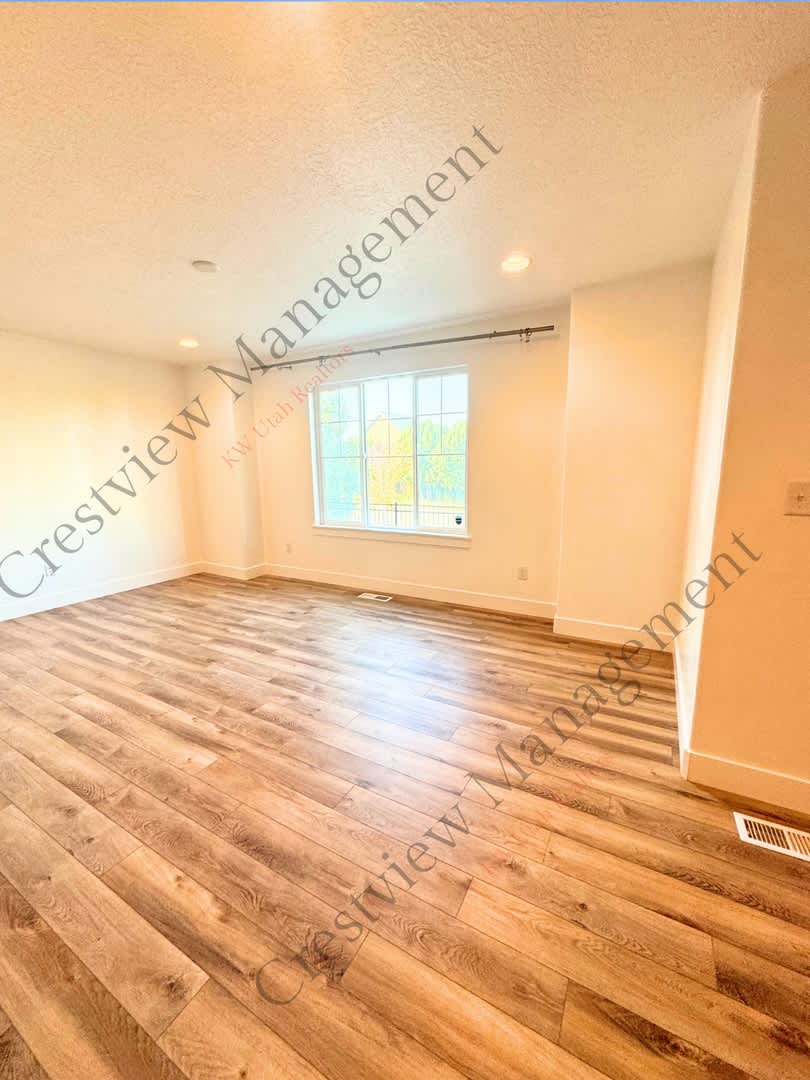 Spacious 3-Story Townhome with 2-Car Garage Near Traverse Mountain – photo 4