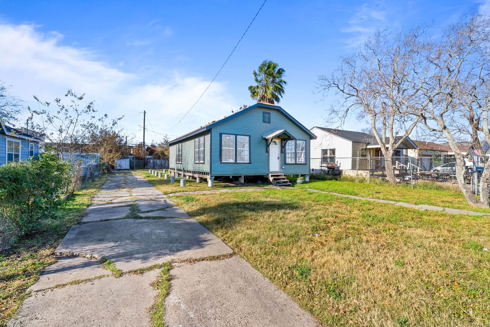 SPACIOUS TWO BEDROOM TWO BATH HOUSE! – photo 2