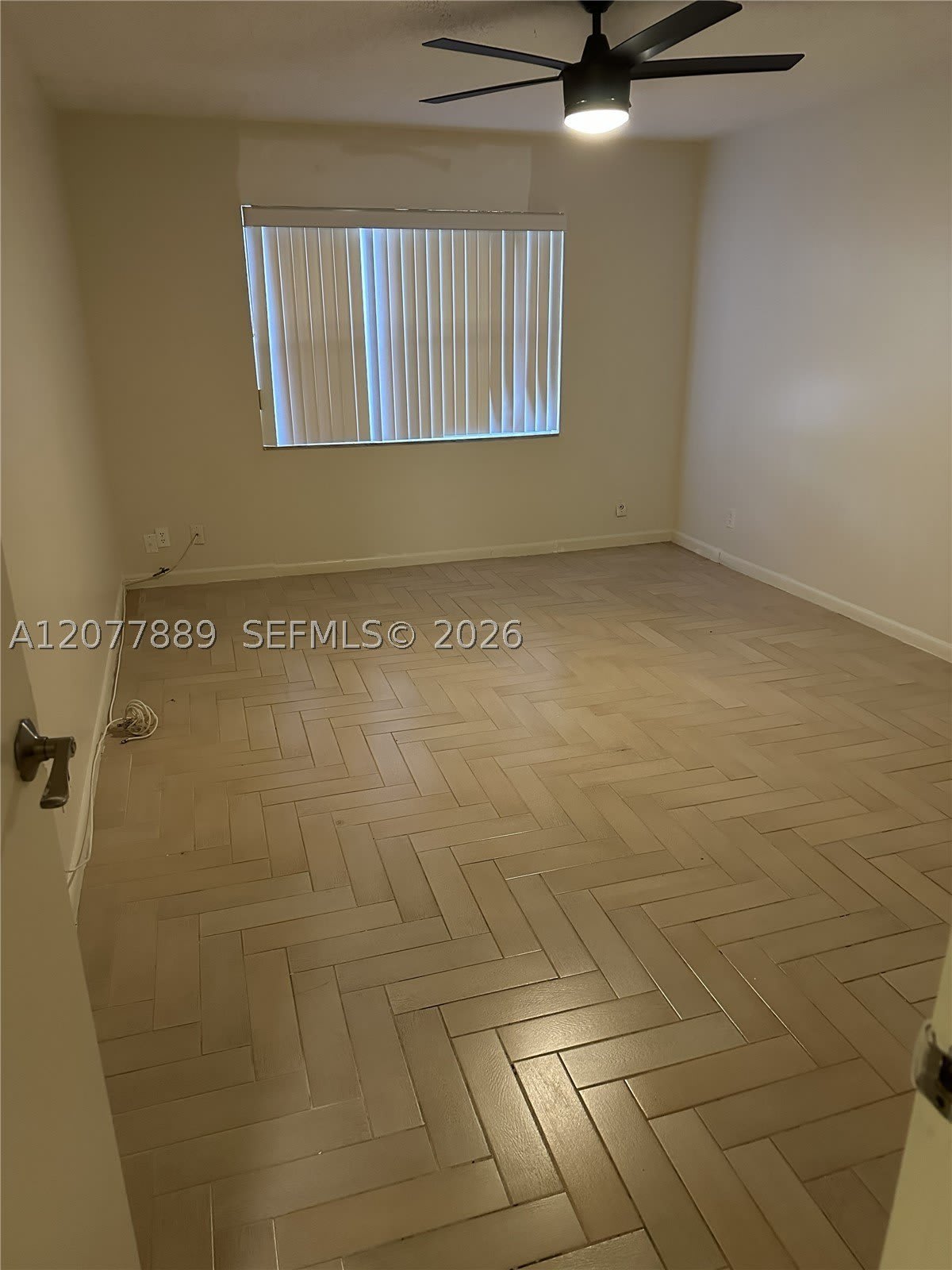 6061 N Falls Cir Dr – photo 4