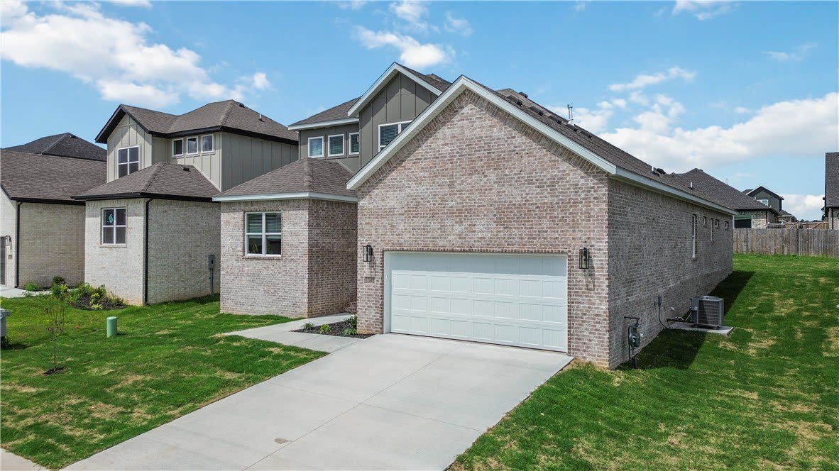1041 Whistler Street – photo 1