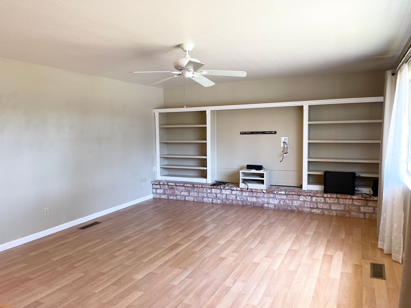 Centrally Located 3 Bedroom Duplex in Windsor with a Single Car Garage! – photo 4