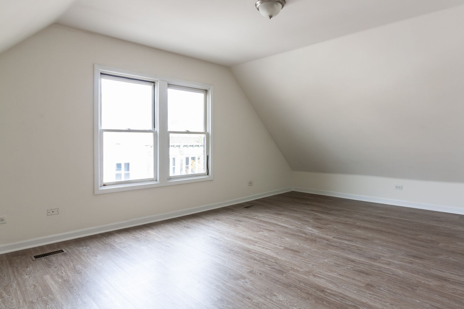 Huge 3Br 2Ba Duplex Up Close To Blue Line With In Unit Laundry – photo 4