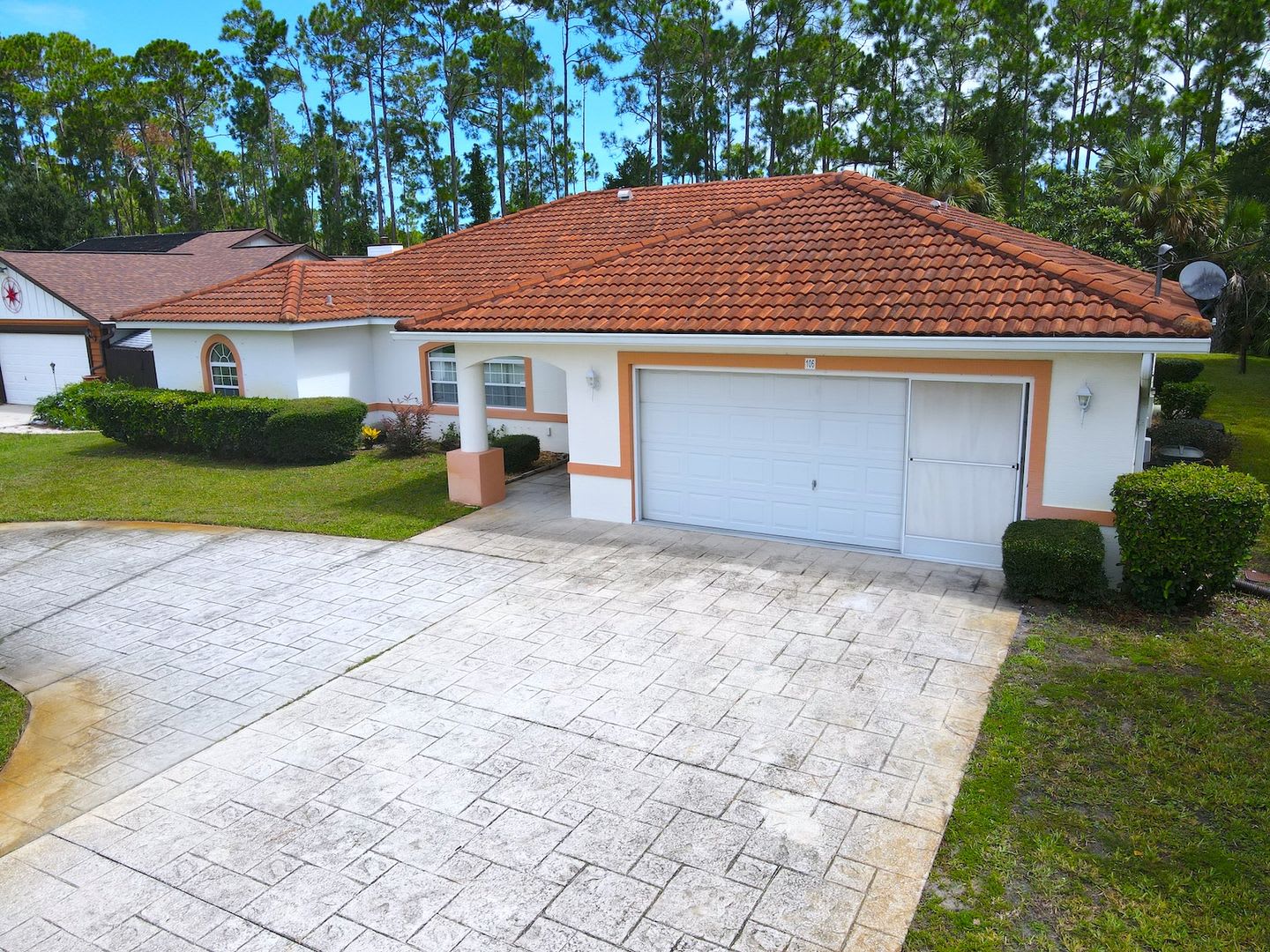 Roomy 3 Bed 2 Bath Home w Huge Screened Lanai for Rent! – photo 3