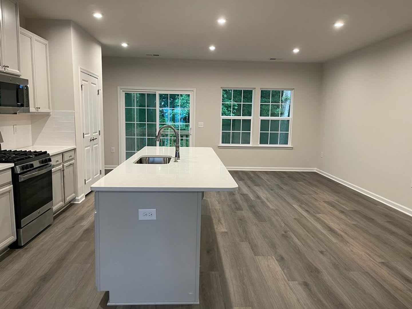 Room in 4 Bedroom Home at Romeria Dr – photo 5