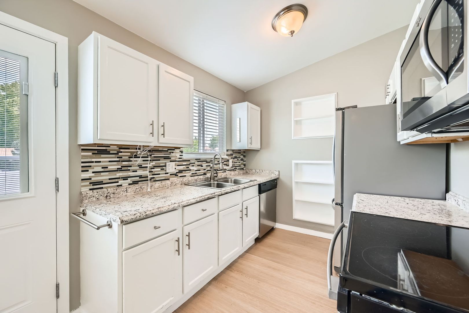 Spacious 3-Bedroom Aurora Home with Fenced Yard, Garage & Central AC – photo 3