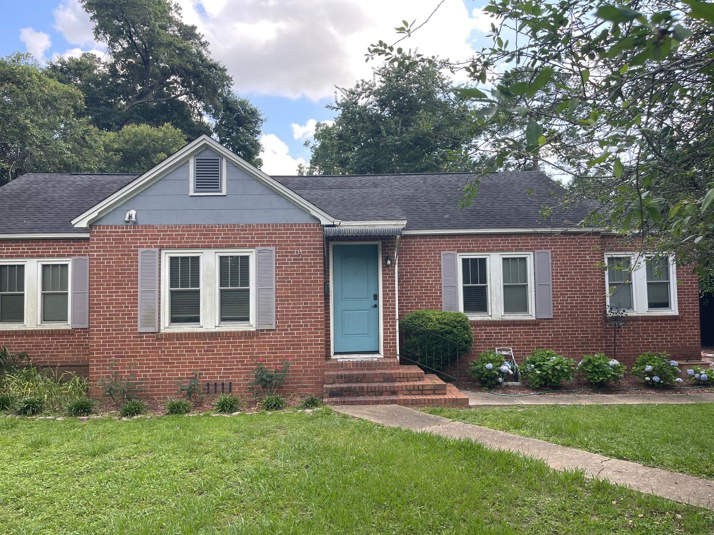 Beautiful 3 bedroom home with large backyard – photo 1