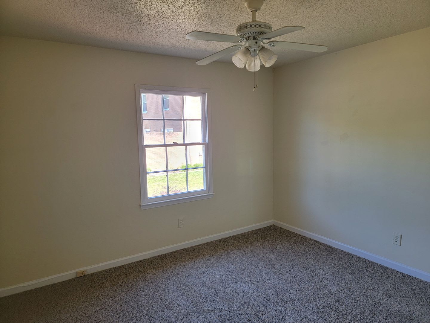 3 Bedroom 2 5 Bathroom Townhome – photo 4