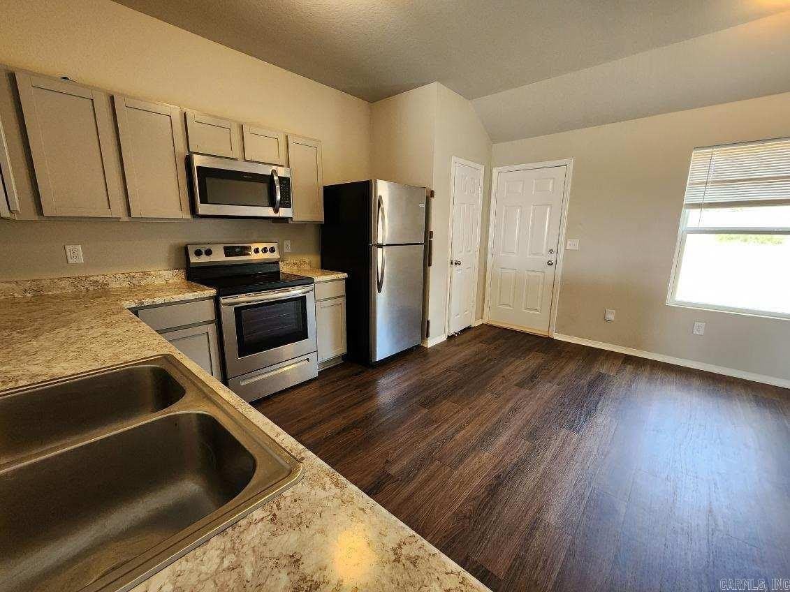 1072 Huntington Drive – photo 2