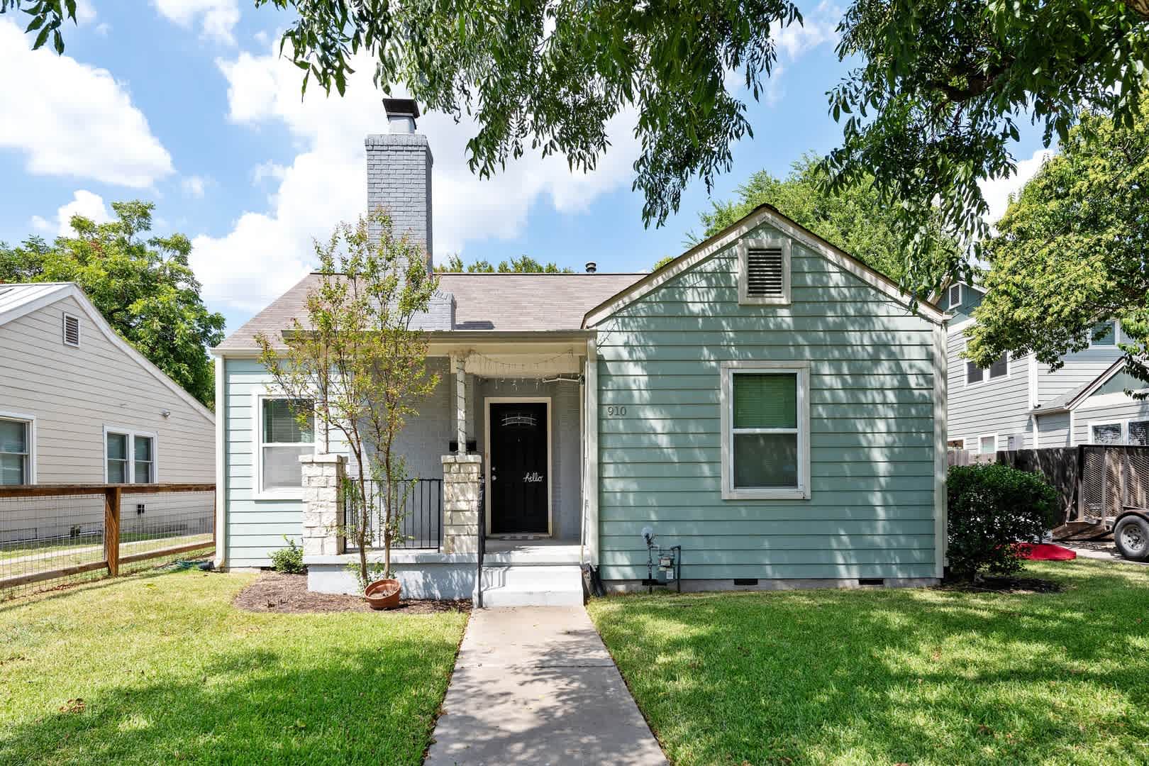 Ut Pre Lease 4 Bed 2 Bath North Campus Home Wood Floors Spacious Rooms Washer Dryer Backyard – photo 1