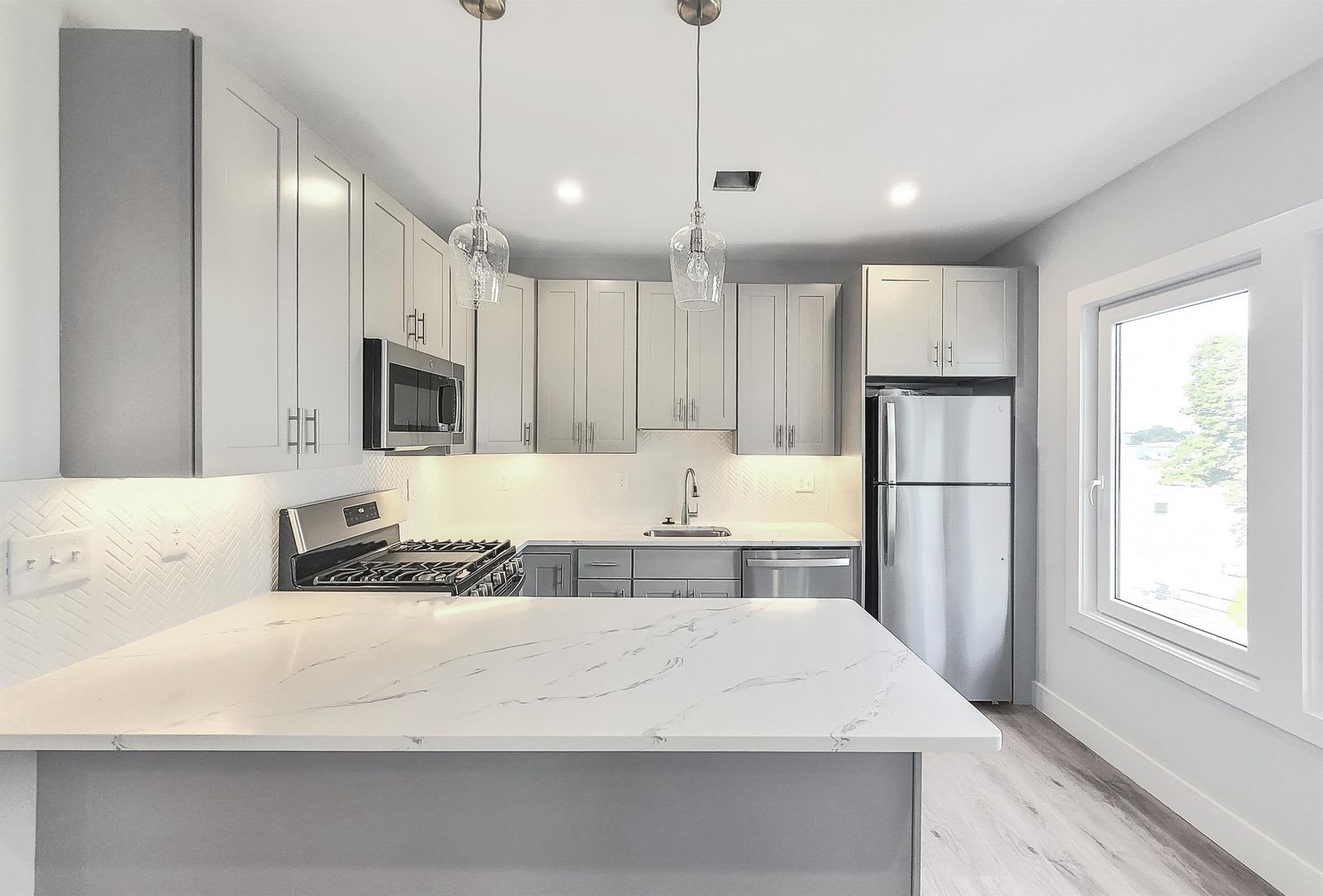 Spacious 3 Bed 2 Bath Apartment Pet Friendly Luxury Living In Roxbury – photo 3