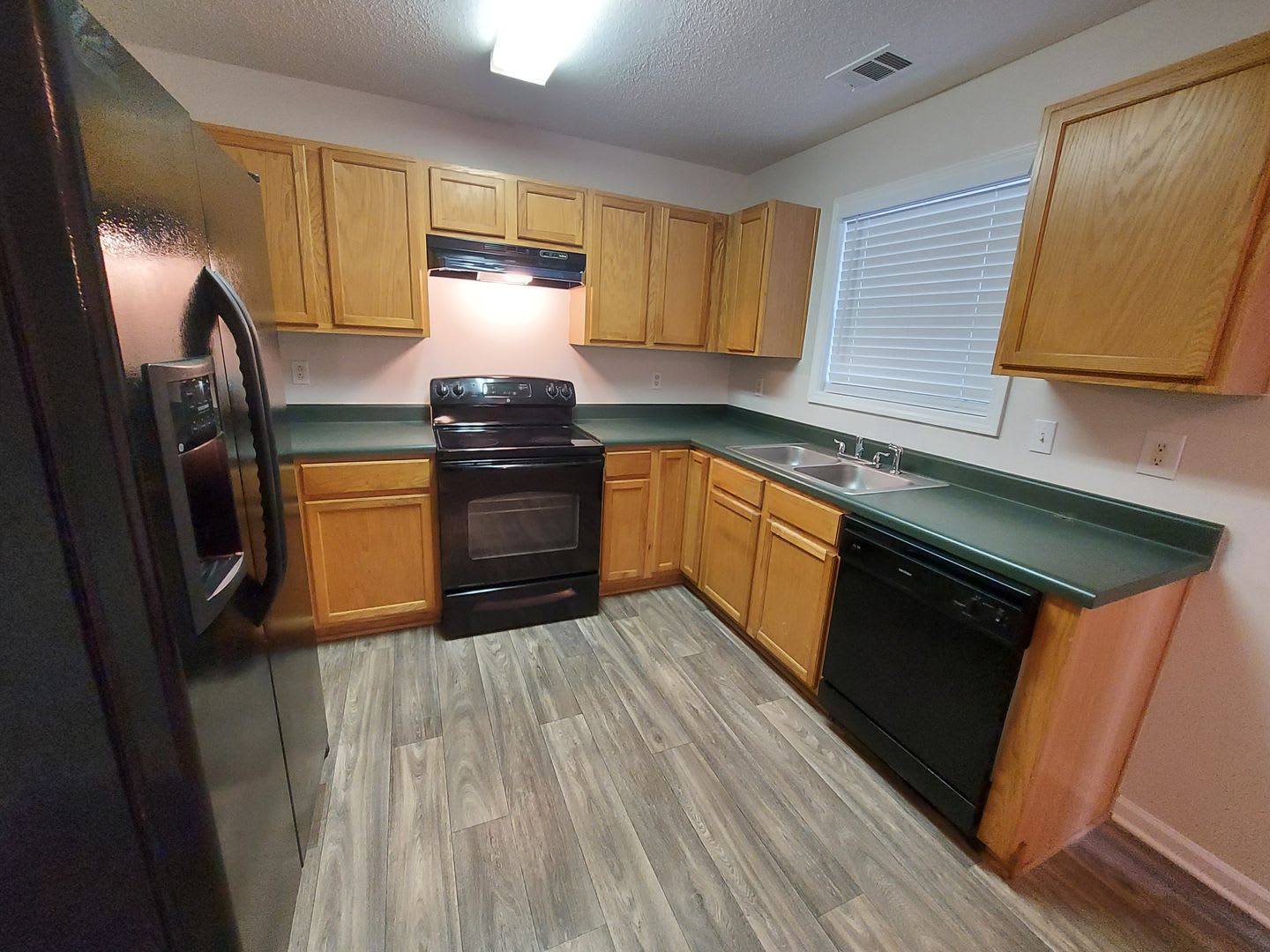 Beautiful 3BR/2.5BA Home in Scenic Lake Community Lithonia, GA – photo 5