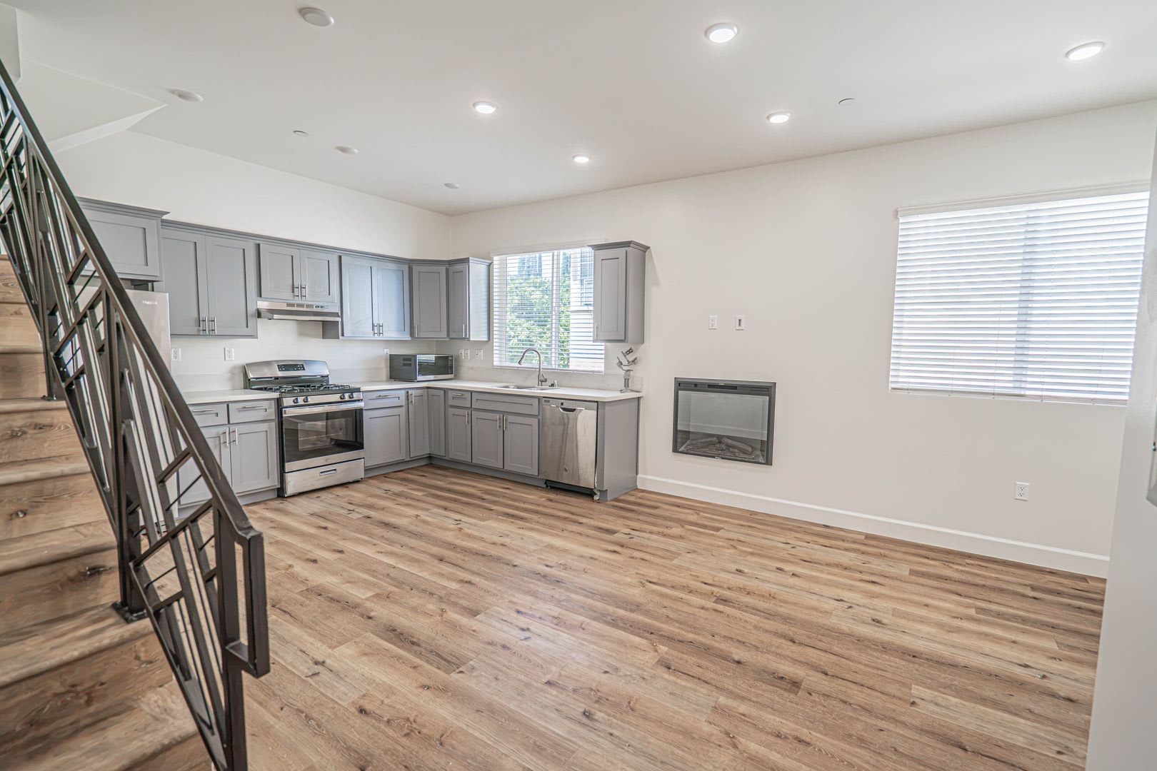 Beautiful 1-Bedroom Condo with an Office Space in Sherman Oaks! – photo 3