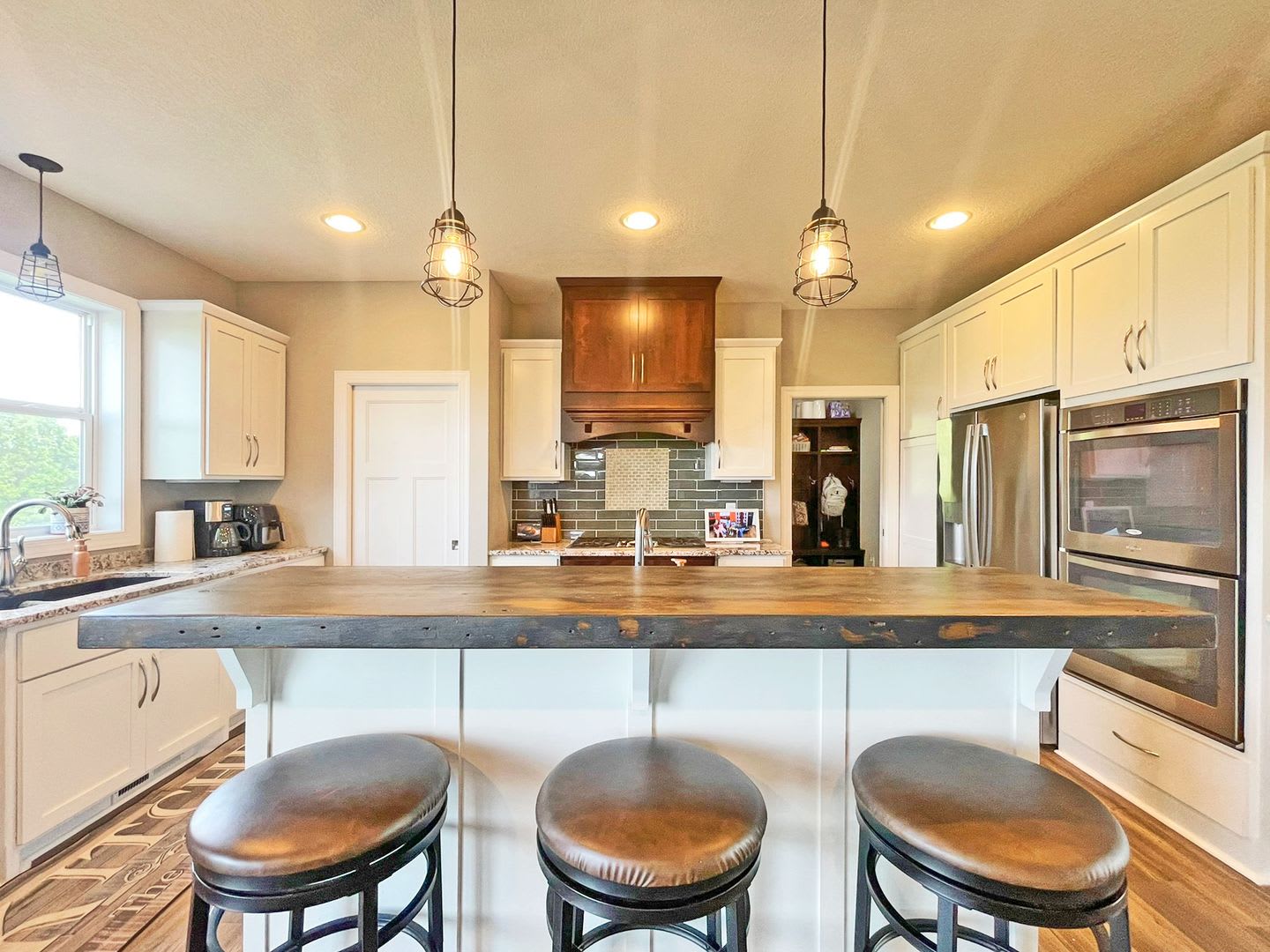 Big Beautiful Custom Home On Nature Preserve Gourmet Kitchen Granite 2 Fireplaces Primary Suite 3 Car Gar – photo 2
