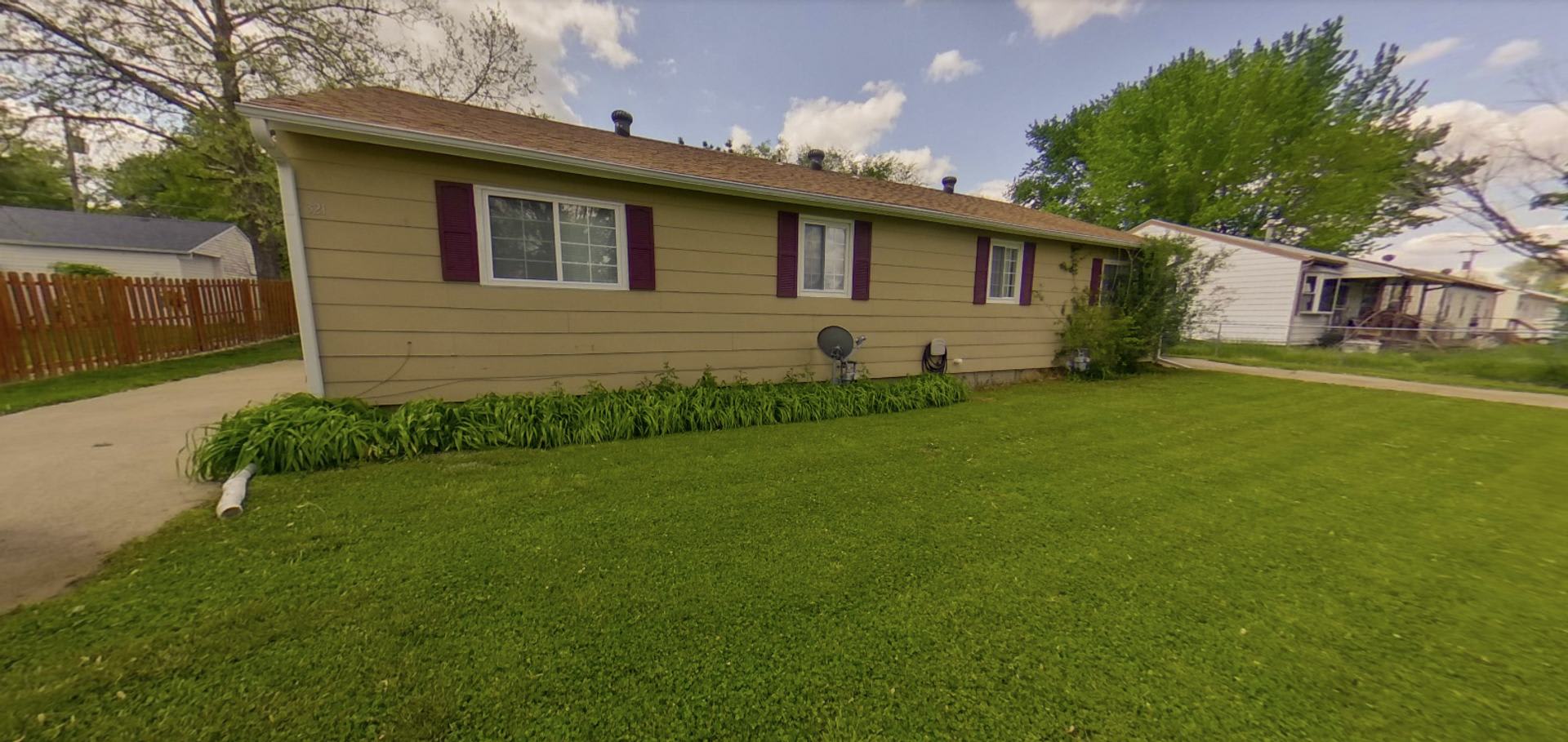 Updated Duplex + Washer &amp; Dryer + Off-Street Parking! Available November 3rd! – photo 2