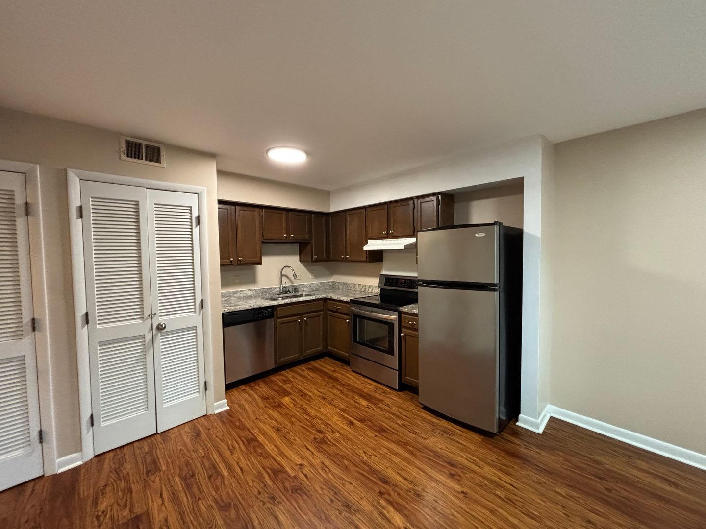 3 Bedroom, 2 Bath Townhouse – photo 5